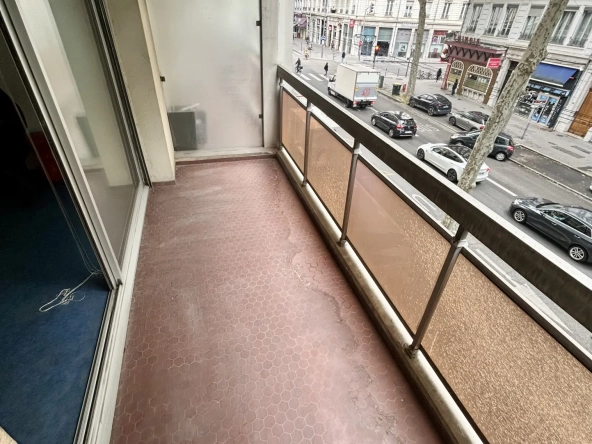 Appartement de 59m² à Lyon 7ème avec 2 Balcons, Ascenseur et Potentiel de Rénovation