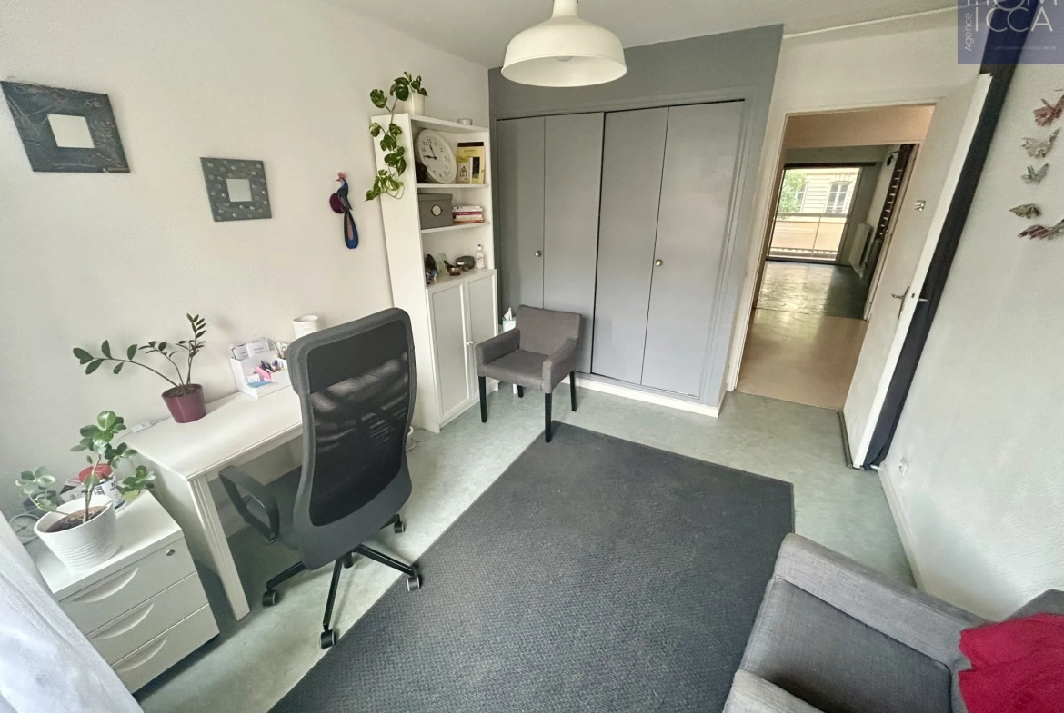 Appartement de 59m² à Lyon 7ème avec 2 Balcons, Ascenseur et Potentiel de Rénovation 