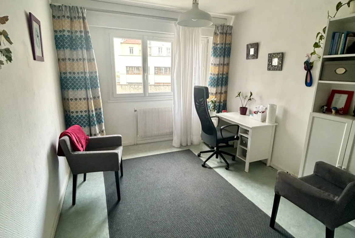 Appartement de 59m² à Lyon 7ème avec 2 Balcons, Ascenseur et Potentiel de Rénovation 
