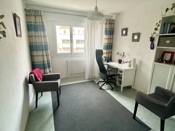 Appartement de 59m² à Lyon 7ème avec 2 Balcons, Ascenseur et Potentiel de Rénovation 