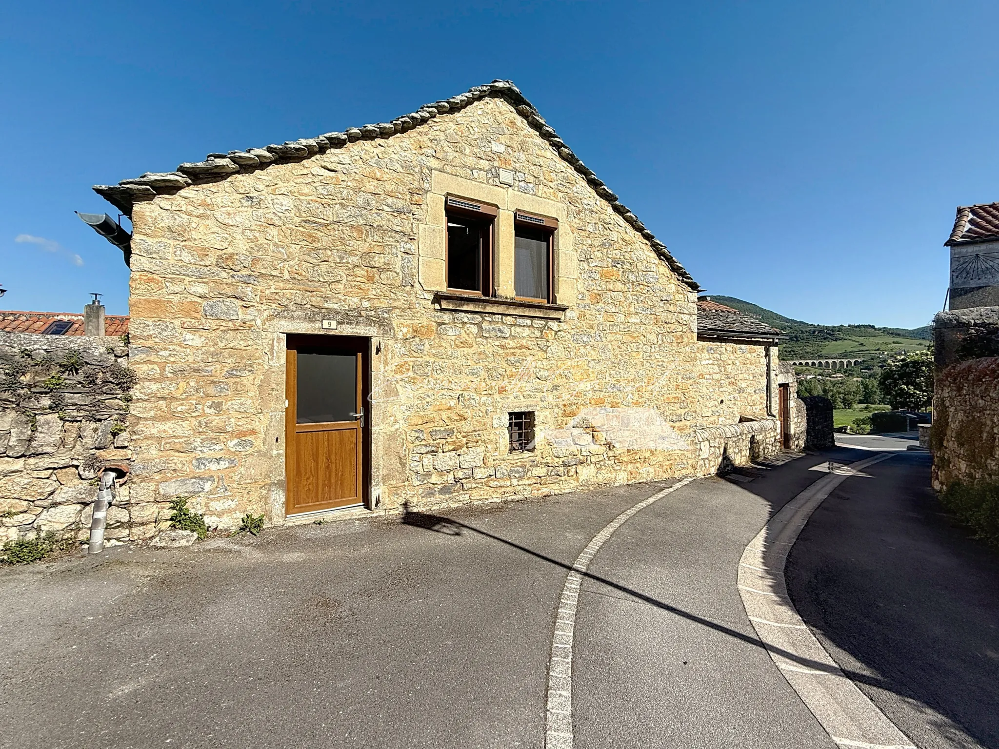 Maison de village à Paulhe avec grand garage, rénovation récente et authenticité assurée 