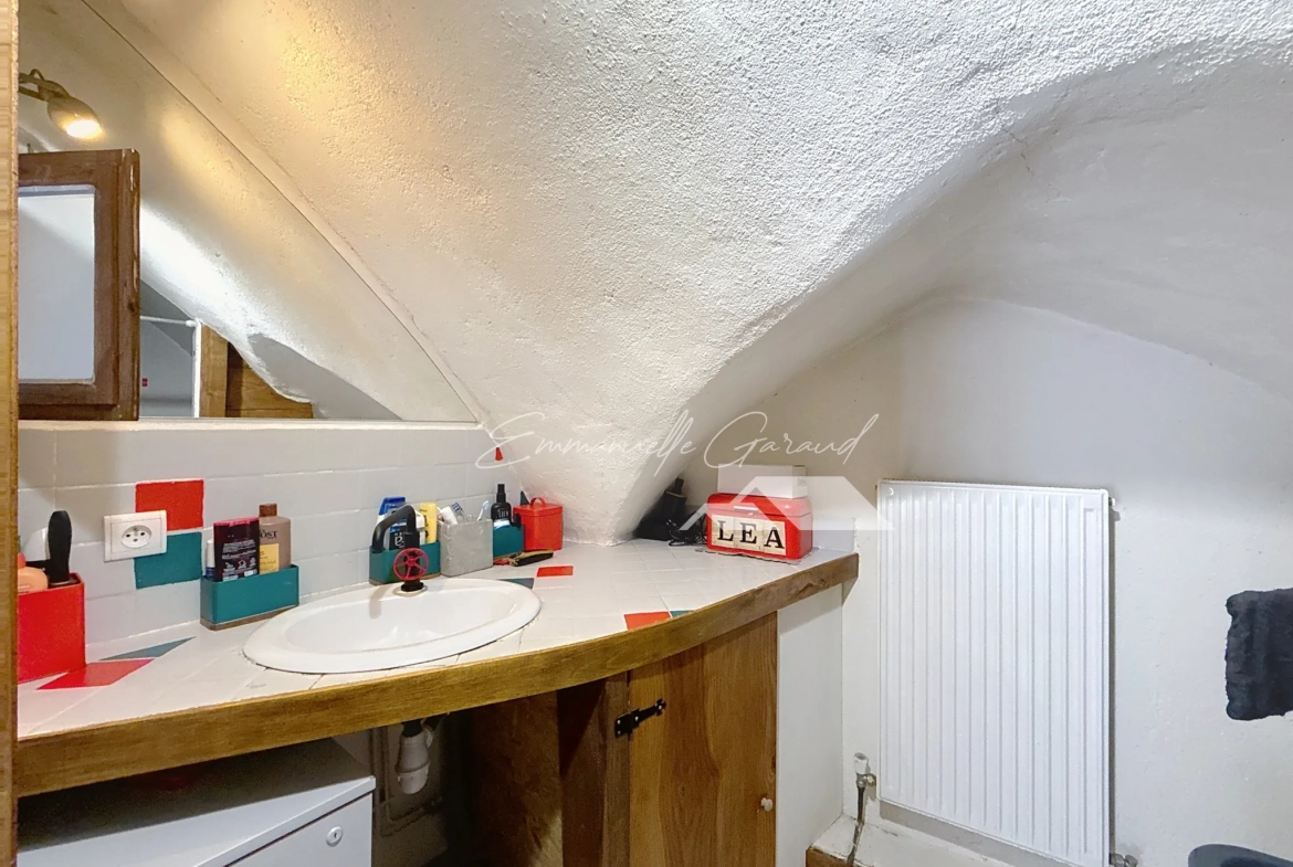 Maison de village à Paulhe avec grand garage, rénovation récente et authenticité assurée 