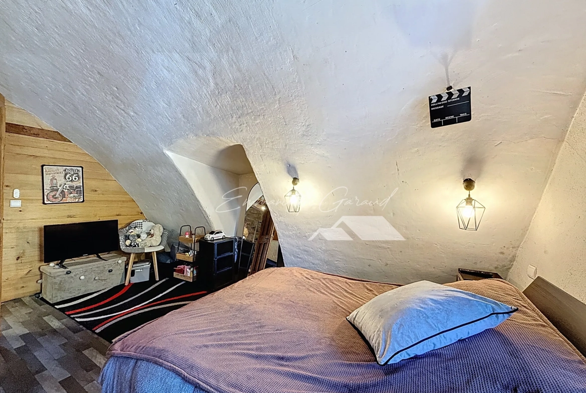 Maison de village à Paulhe avec grand garage, rénovation récente et authenticité assurée 