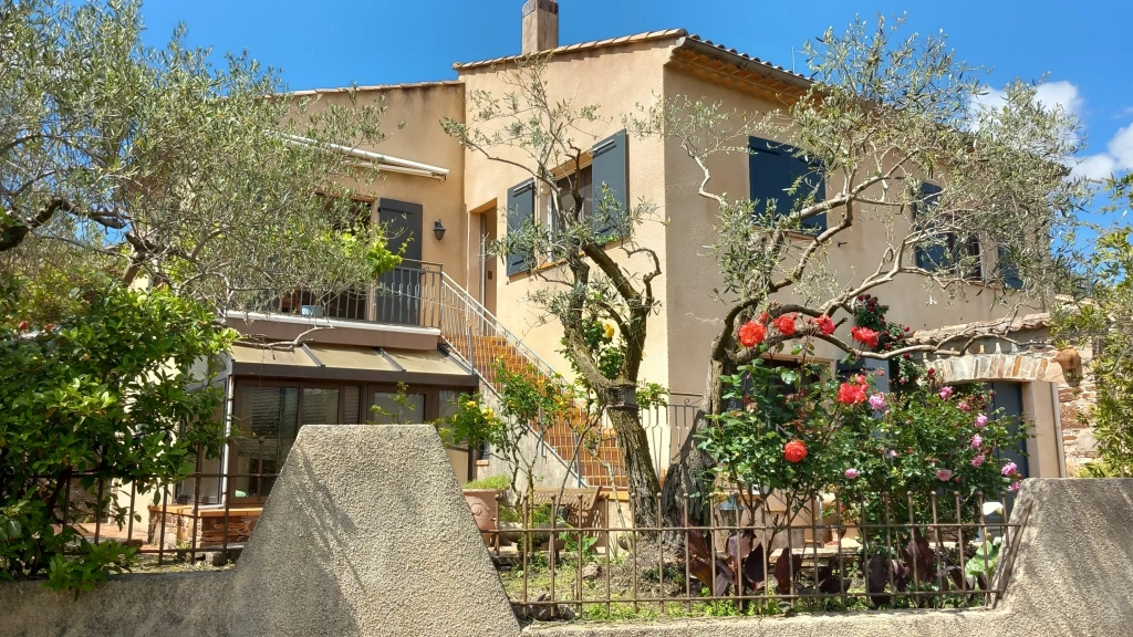 Grande maison avec appartement et vue panoramique à Le Poujol-sur-Orb