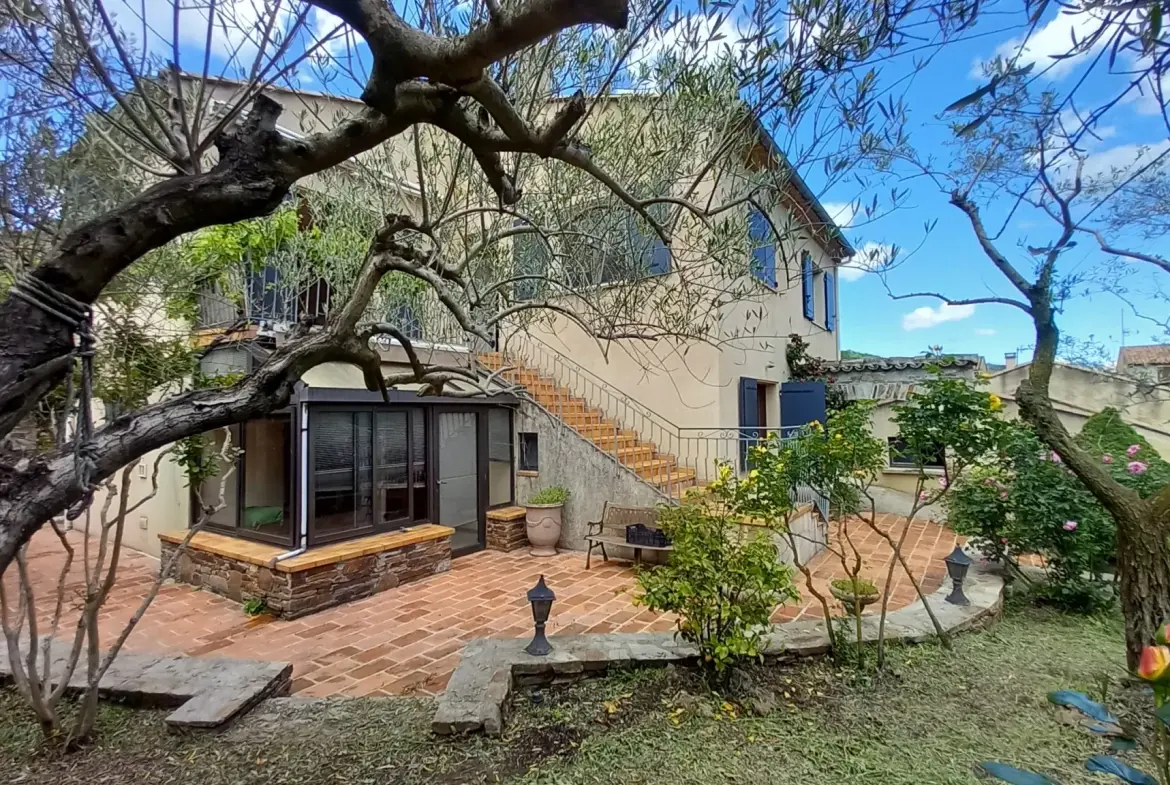 Grande maison avec appartement et vue panoramique à Le Poujol-sur-Orb 
