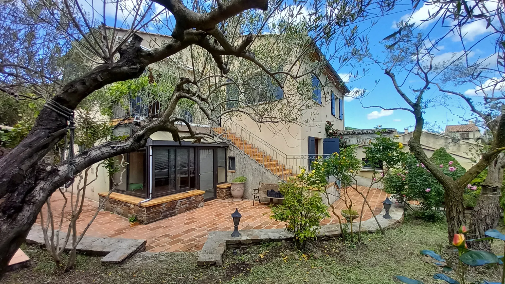 Grande maison avec appartement et vue panoramique à Le Poujol-sur-Orb 