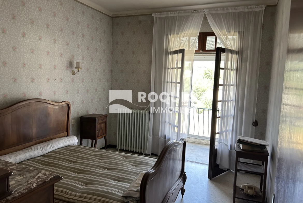 Maison à vendre de 132 m² avec terrain à Lodève, idéale pour rénovation 