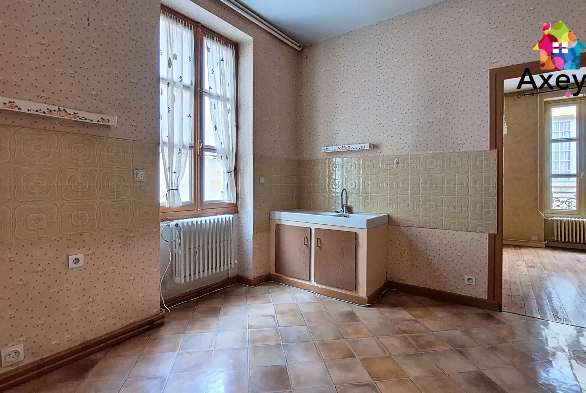 Immeuble à rénover avec potentiel d'aménagement au cœur de Charlieu 