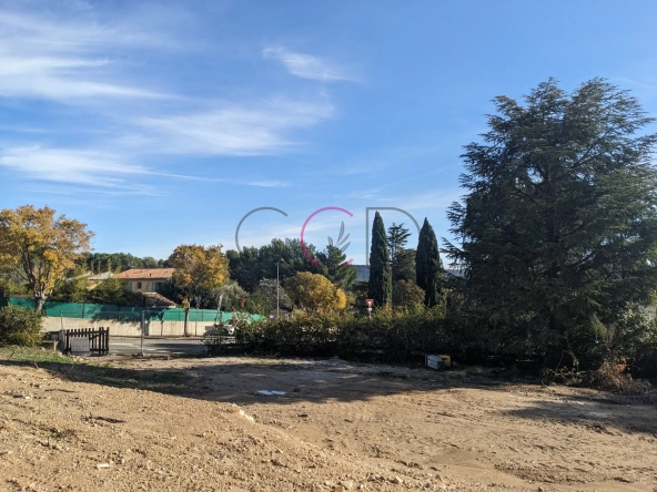 Terrain constructible de 455 m² avec vue à Velaux, secteur pavillonnaire calme