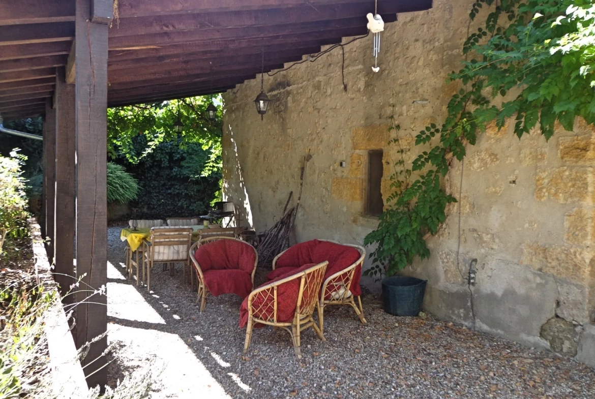 Maison en pierre avec gîte, piscine et grand jardin à Minzac 24610 