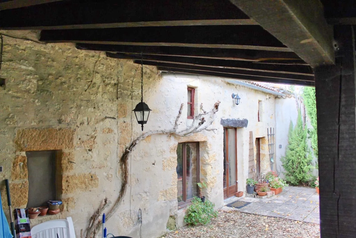 Maison en pierre avec gîte, piscine et grand jardin à Minzac 24610 