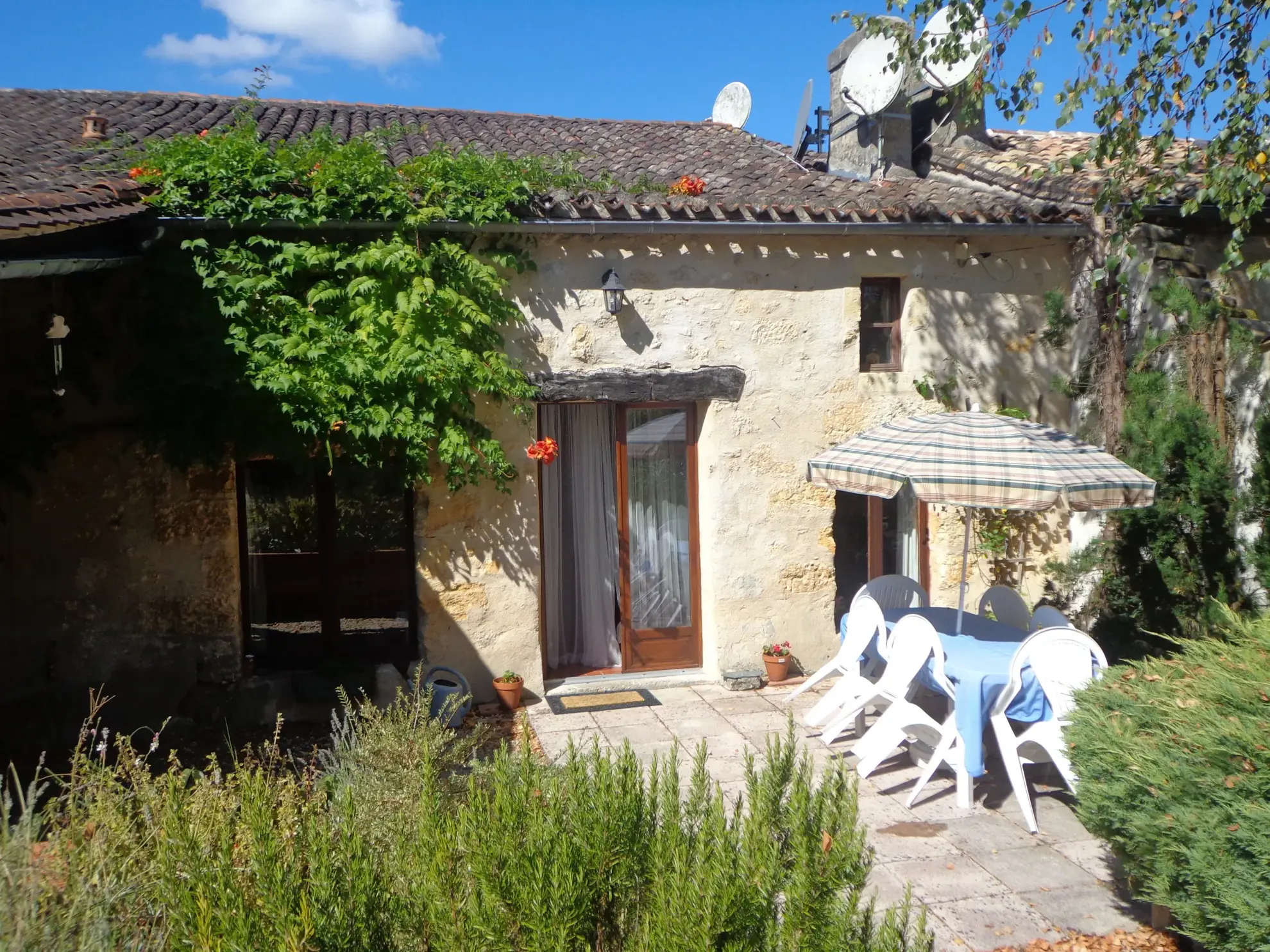 Maison en pierre avec gîte, piscine et grand jardin à Minzac 24610 
