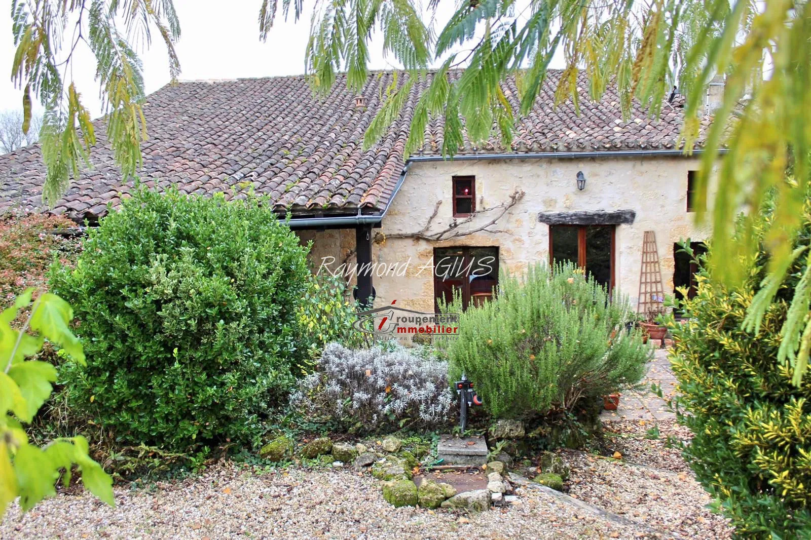 Maison en pierre avec gîte, piscine et grand jardin à Minzac 24610 