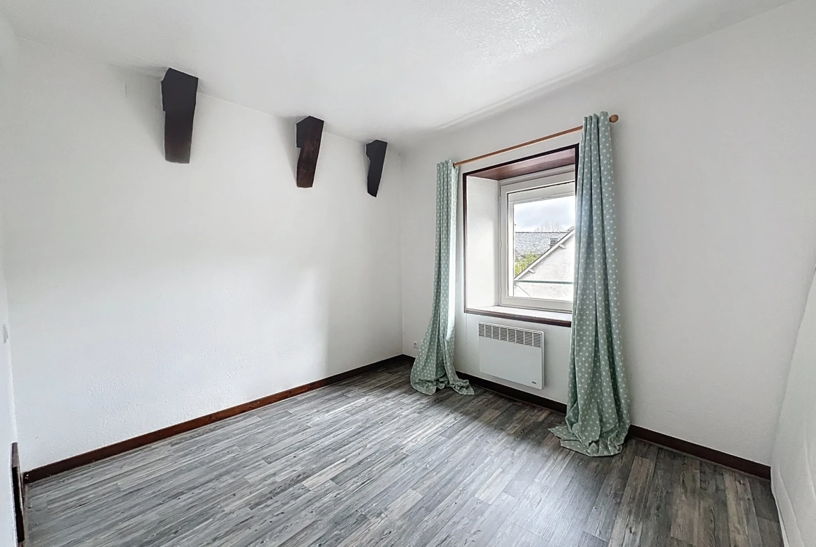 Immeuble résidentiel avec 2 appartements et garage au centre d'Argentat 