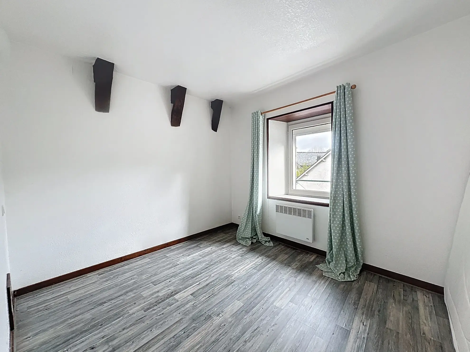 Immeuble résidentiel avec 2 appartements et garage au centre d'Argentat 