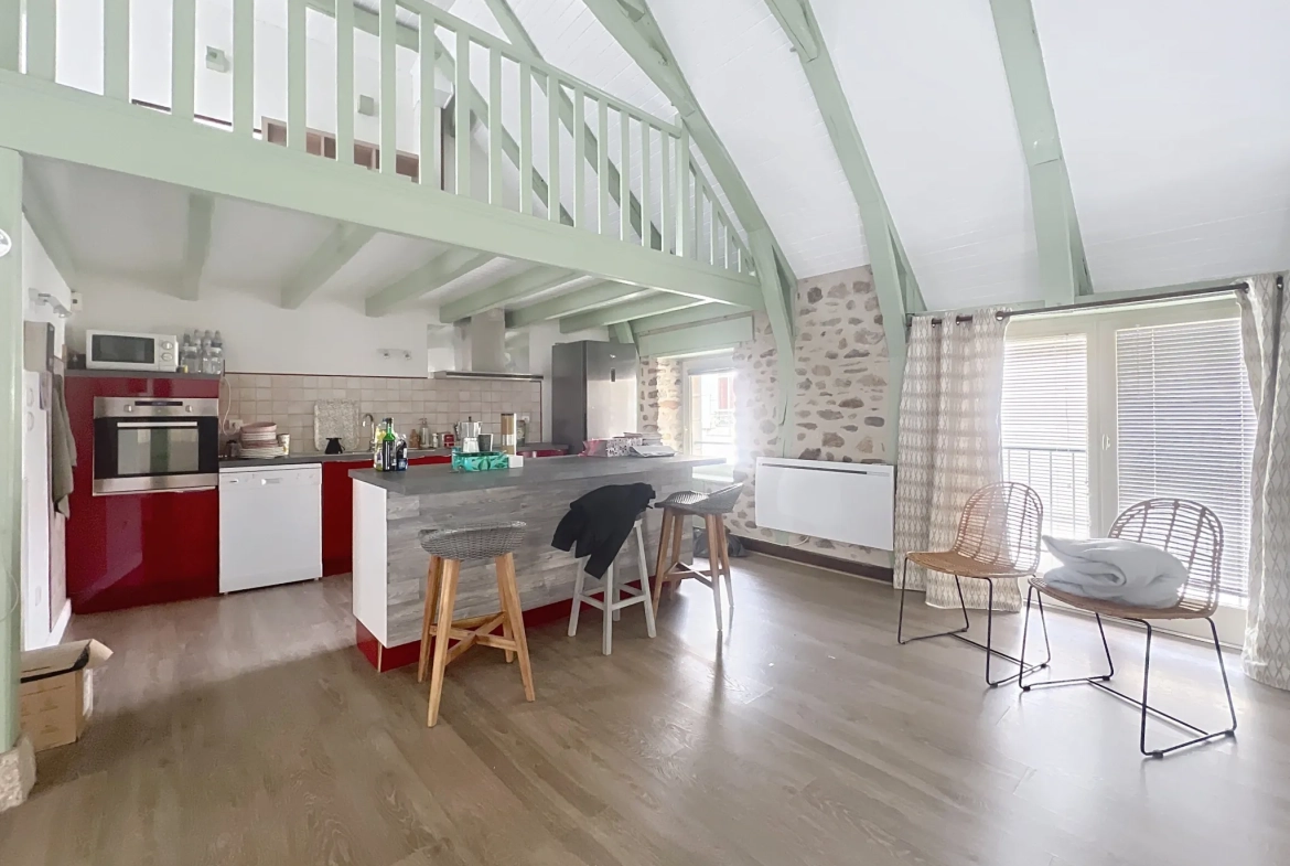 Immeuble résidentiel avec 2 appartements et garage au centre d'Argentat 