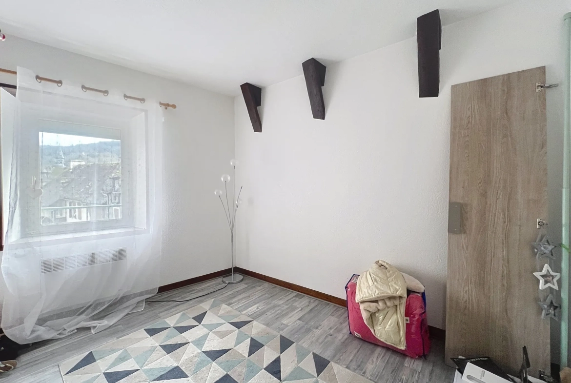 Immeuble résidentiel avec 2 appartements et garage au centre d'Argentat 