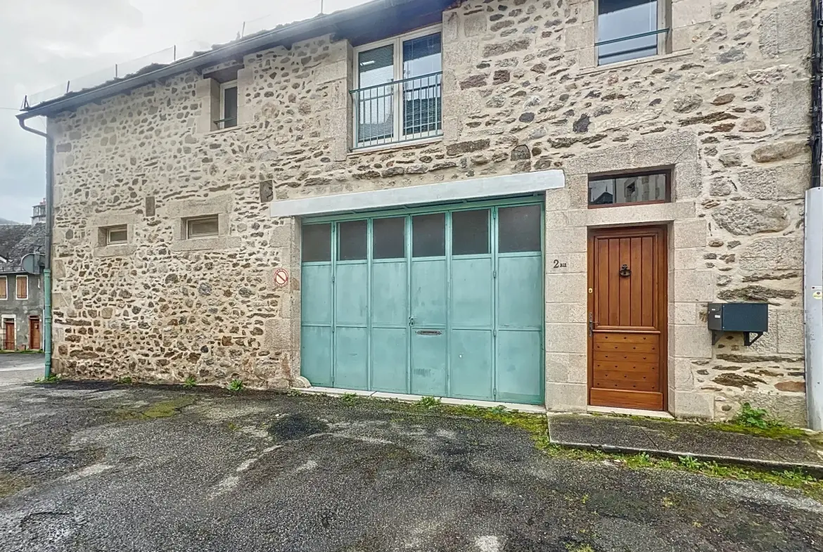 Immeuble résidentiel avec 2 appartements et garage au centre d'Argentat 