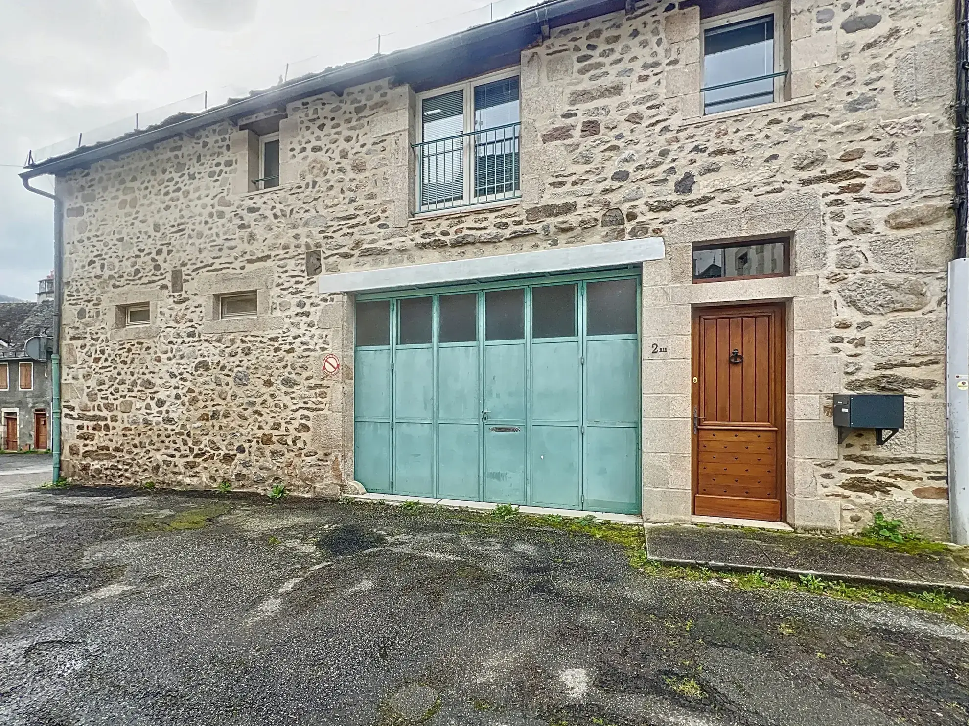 Immeuble résidentiel avec 2 appartements et garage au centre d'Argentat 