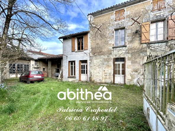 Grande maison à rénover à Coulonges avec dépendances et potentiel