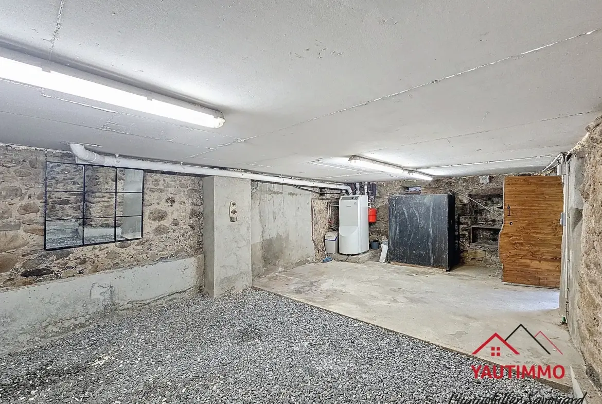 Maison de village à Bonne avec potentiel d'extension et cour aménageable 
