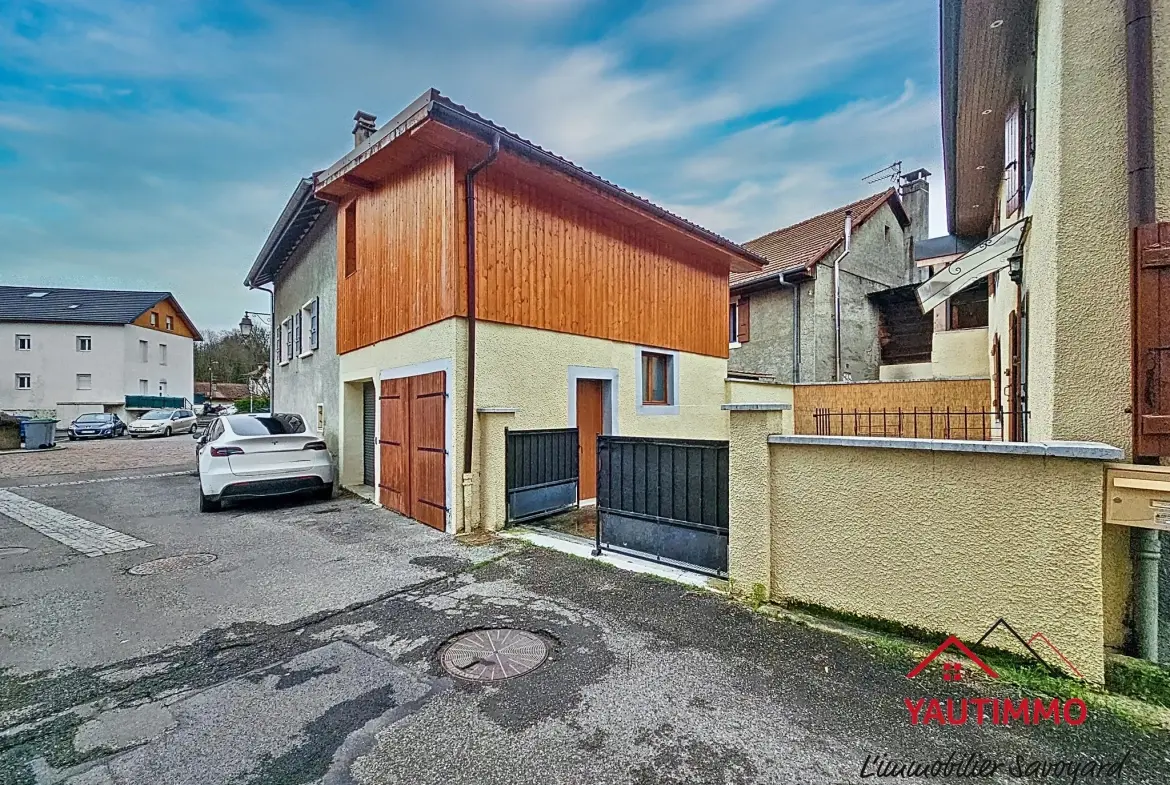 Maison de village à Bonne avec potentiel d'extension et cour aménageable 