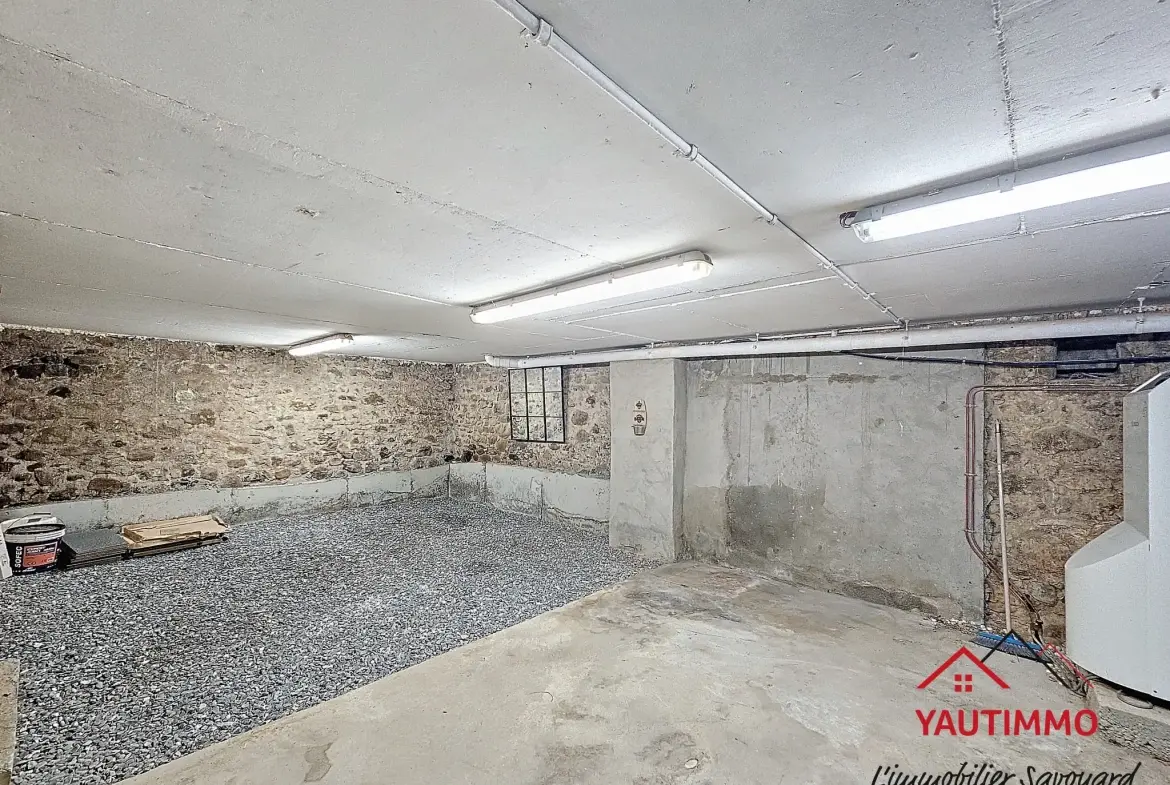 Maison de village à Bonne avec potentiel d'extension et cour aménageable 