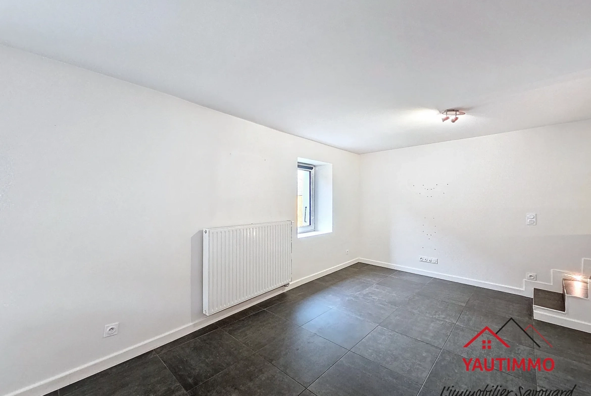 Maison de village à Bonne avec potentiel d'extension et cour aménageable 