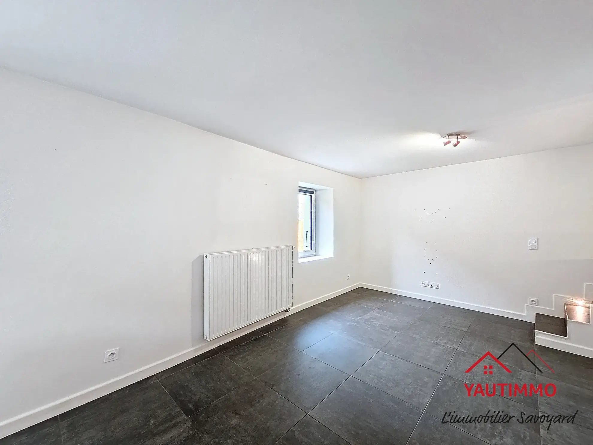 Maison de village à Bonne avec potentiel d'extension et cour aménageable 