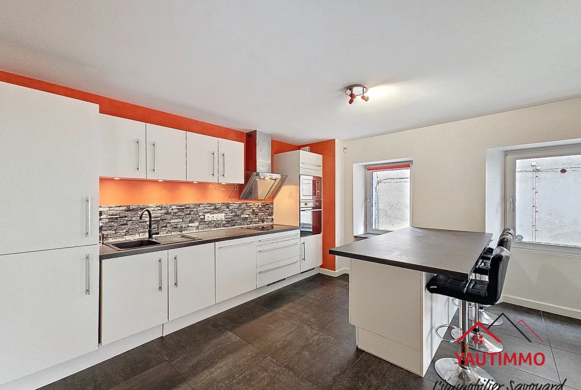 Maison de village à Bonne avec potentiel d'extension et cour aménageable 