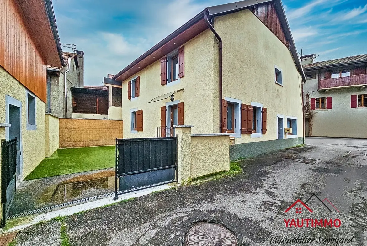 Maison de village à Bonne avec potentiel d'extension et cour aménageable 