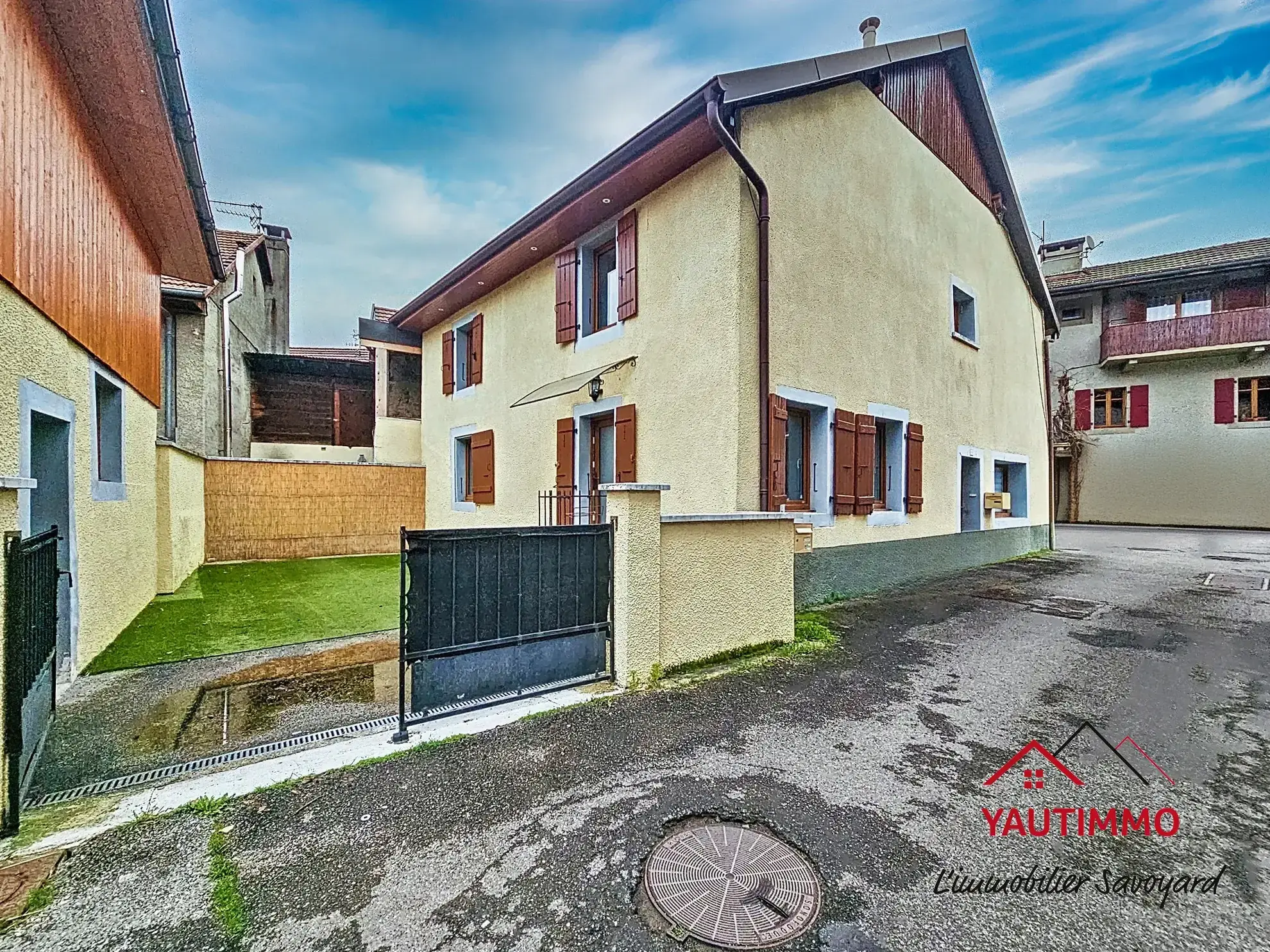 Maison de village à Bonne avec potentiel d'extension et cour aménageable 