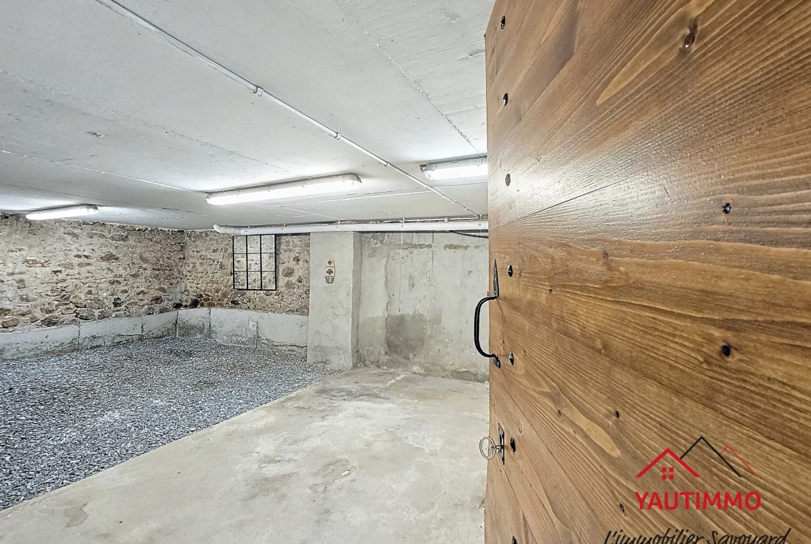 Maison de village à Bonne avec potentiel d'extension et cour aménageable 