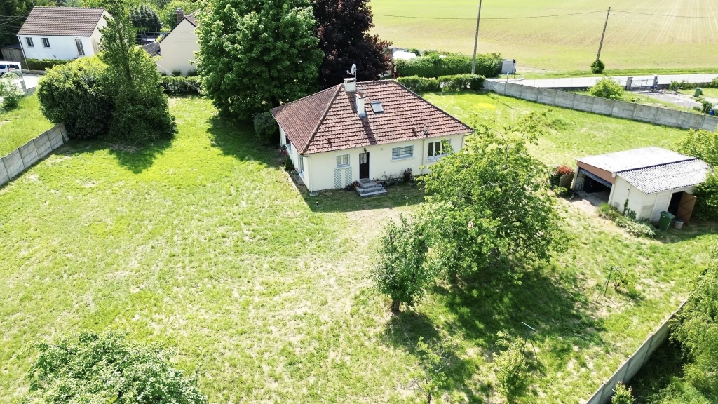 Maison de plain-pied avec jardin clos et garage à La Ferté-Gaucher