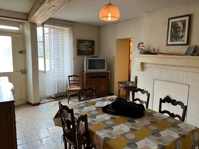 Maison en pierre authentique à vendre dans un village bourguignon typique 