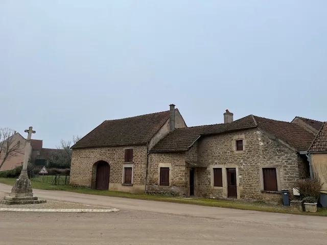 Maison en pierre authentique à vendre dans un village bourguignon typique 