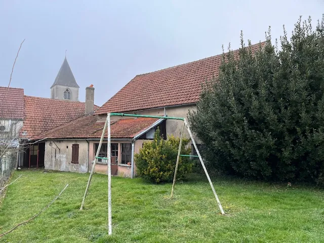 Maison en pierre authentique à vendre dans un village bourguignon typique 