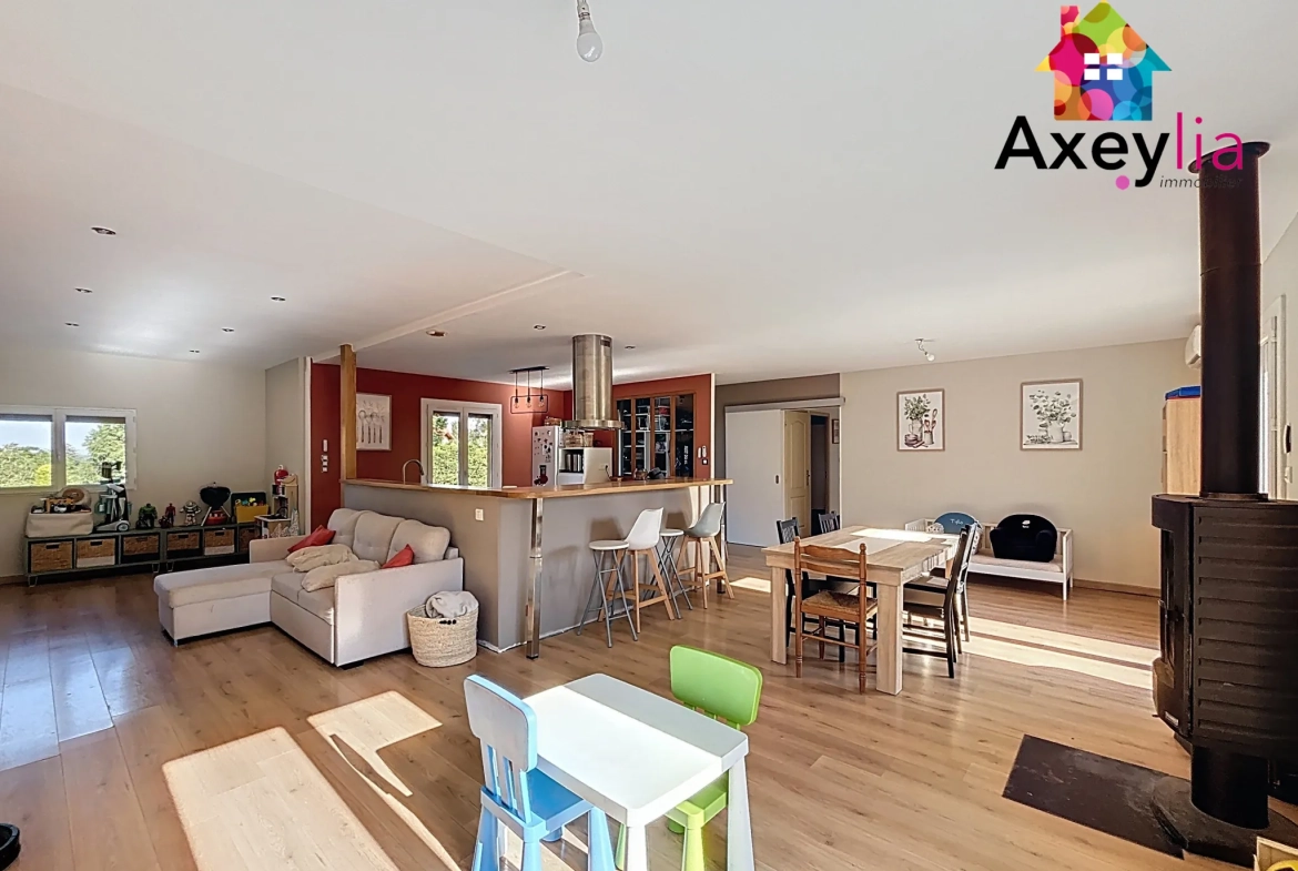 Maison de plain-pied à vendre à La Pacaudière avec piscine et grand terrain 