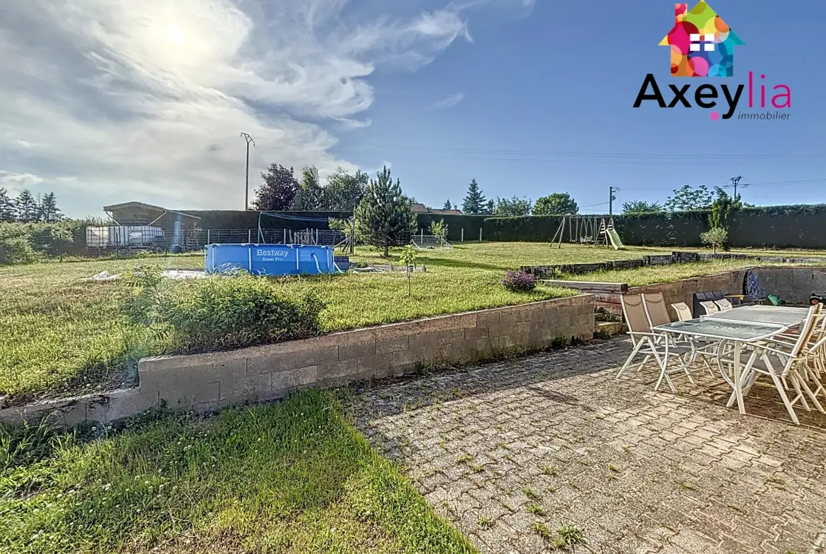 Maison de plain-pied à vendre à La Pacaudière avec piscine et grand terrain 