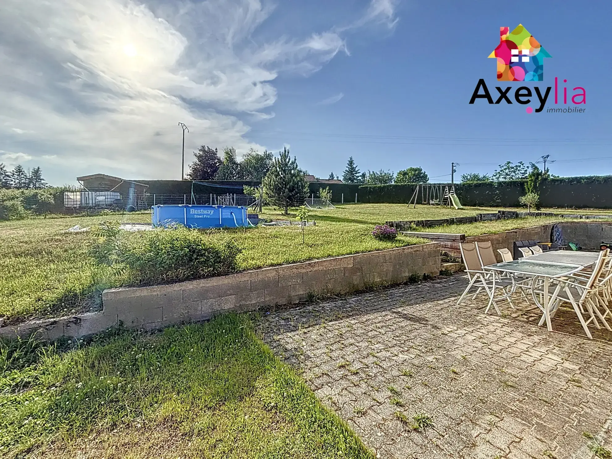 Maison de plain-pied à vendre à La Pacaudière avec piscine et grand terrain 