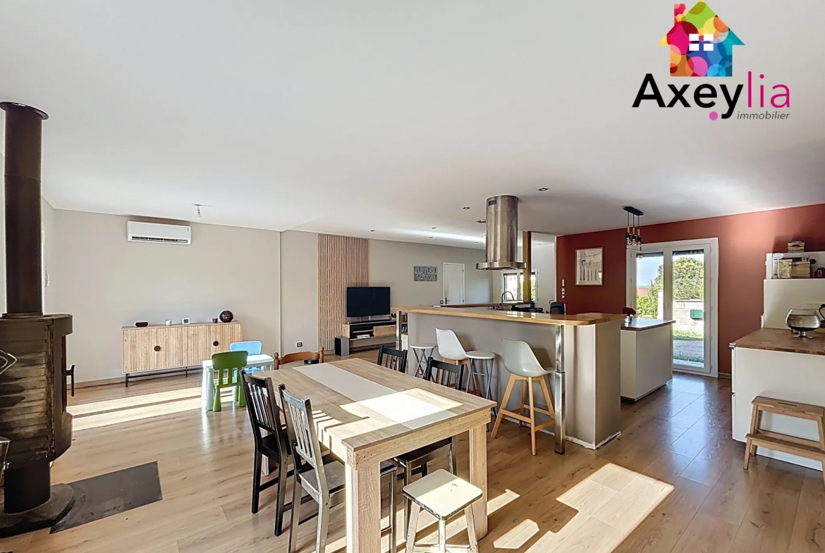 Maison de plain-pied à vendre à La Pacaudière avec piscine et grand terrain 