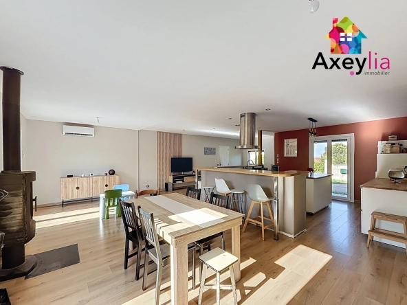 Maison de plain-pied à vendre à La Pacaudière avec piscine et grand terrain