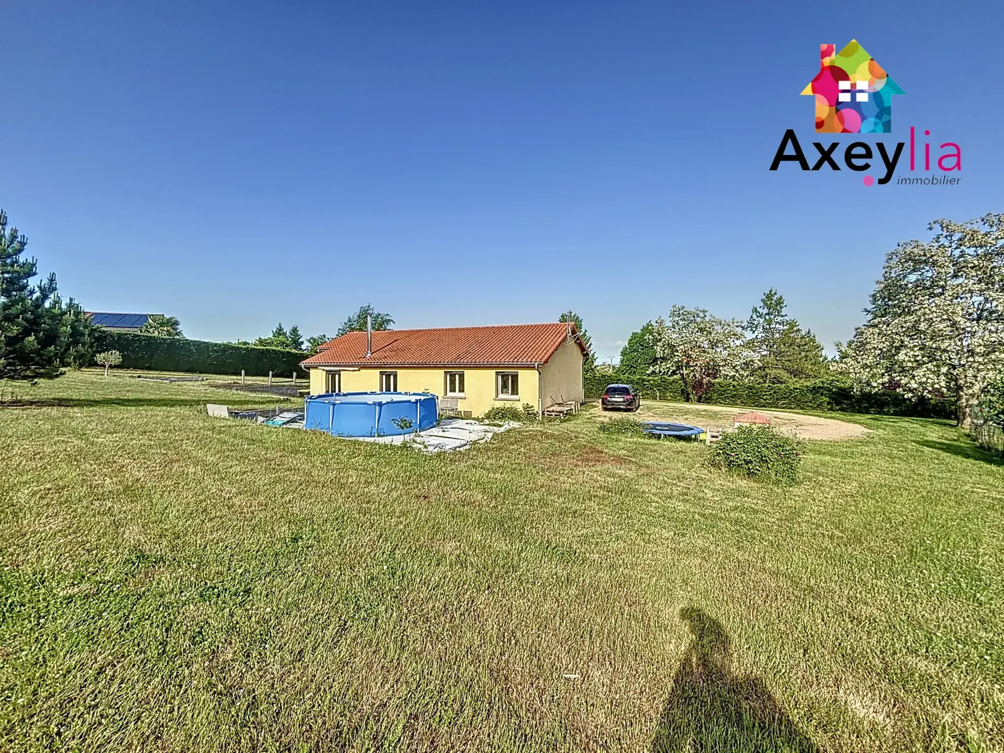 Maison de plain-pied à vendre à La Pacaudière avec piscine et grand terrain 