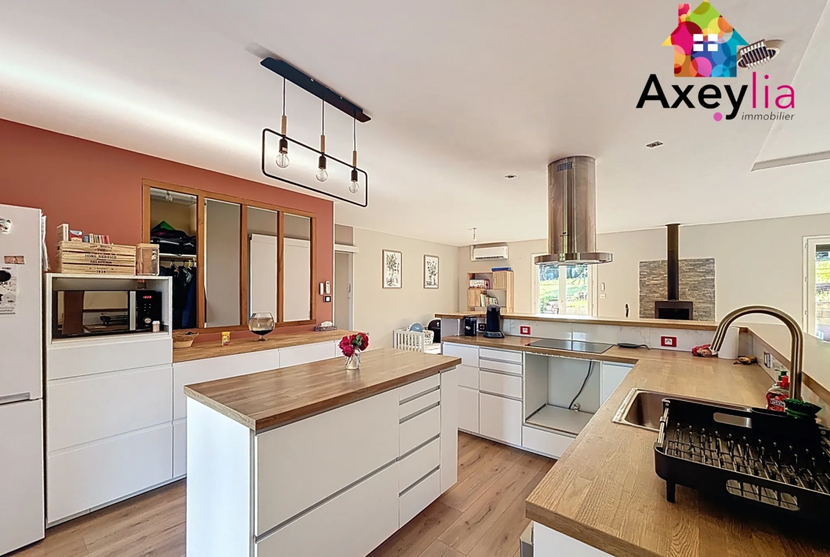Maison de plain-pied à vendre à La Pacaudière avec piscine et grand terrain 