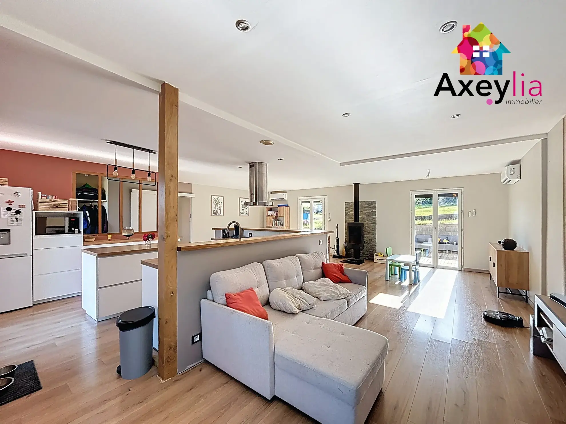 Maison de plain-pied à vendre à La Pacaudière avec piscine et grand terrain 