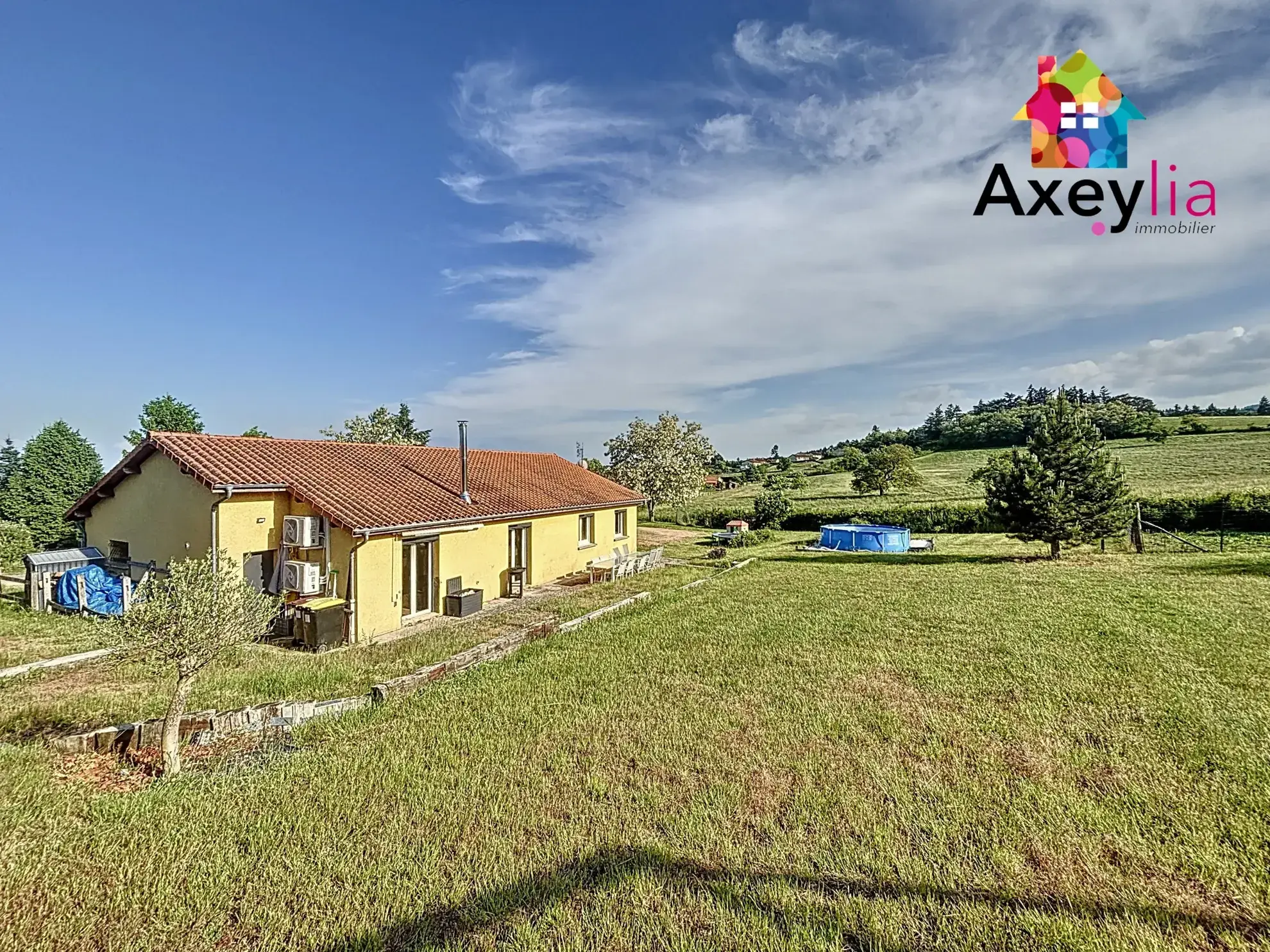 Maison de plain-pied à vendre à La Pacaudière avec piscine et grand terrain 