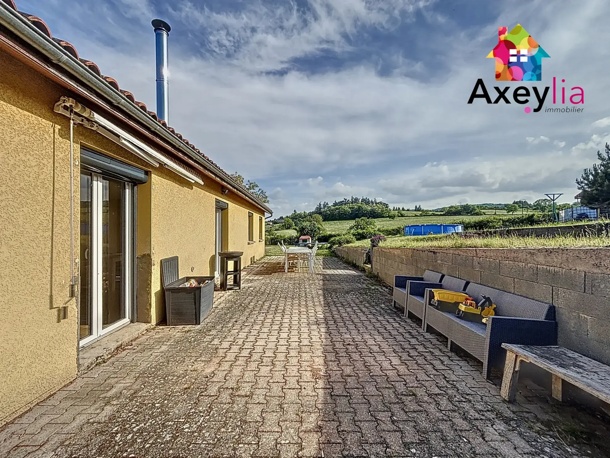 Maison de plain-pied à vendre à La Pacaudière avec piscine et grand terrain 