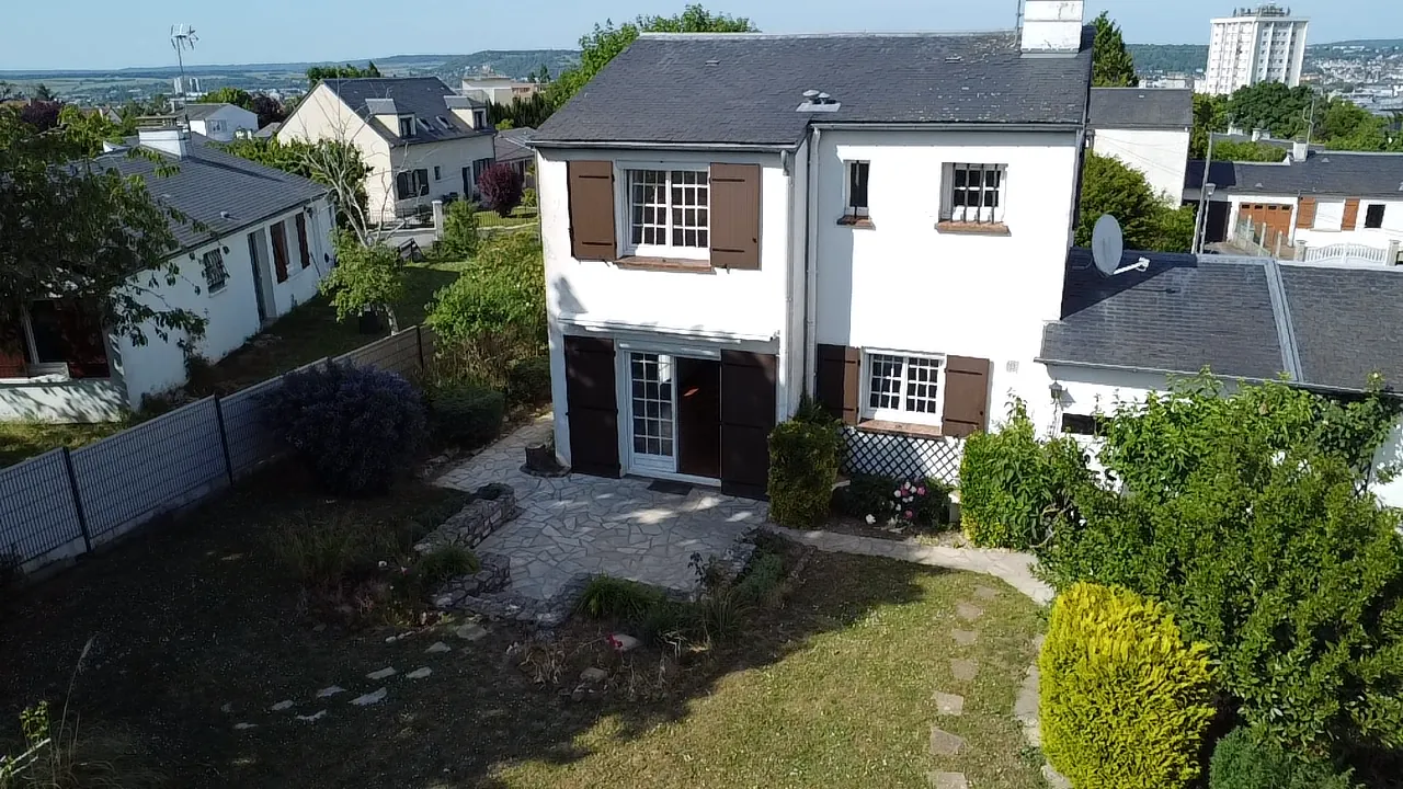 Belle maison familiale avec jardin à Mantes-la-Ville – 85 m² 