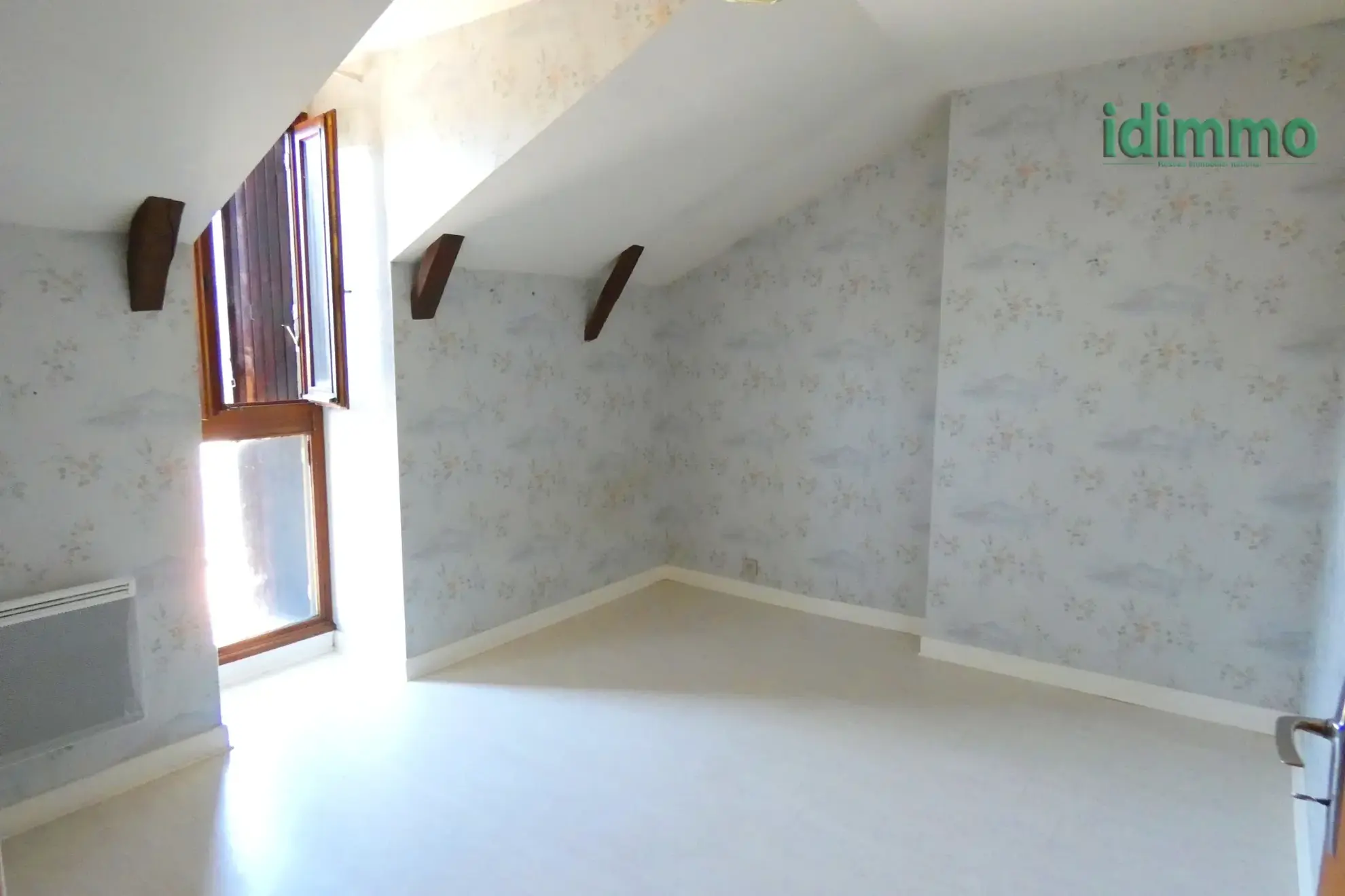 Maison auvergnate en pierre à Vezac avec terrain clos et proximité commerces 