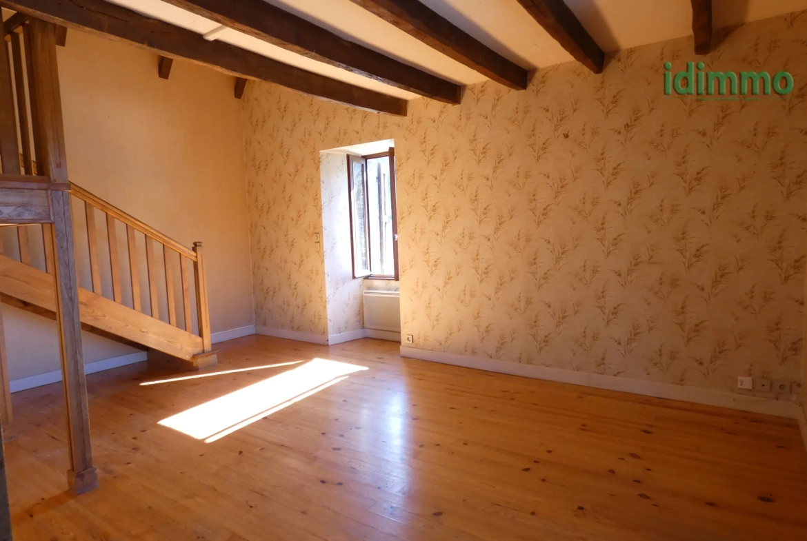Maison auvergnate en pierre à Vezac avec terrain clos et proximité commerces 